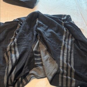 BB Dakota Black and Gray Cape